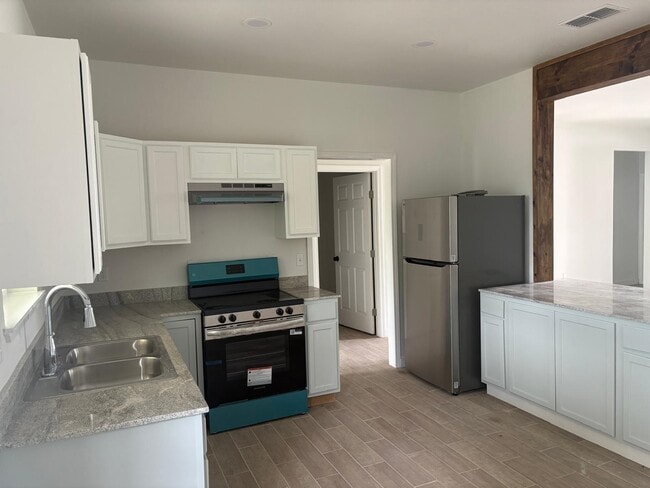 Building Photo - 1107 W Martin St
