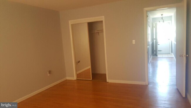 Building Photo - 106 Silver Ct