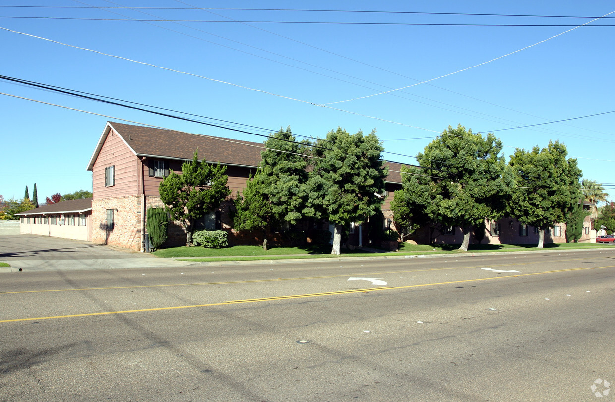 Building Photo - Colonial Gardens Apartments