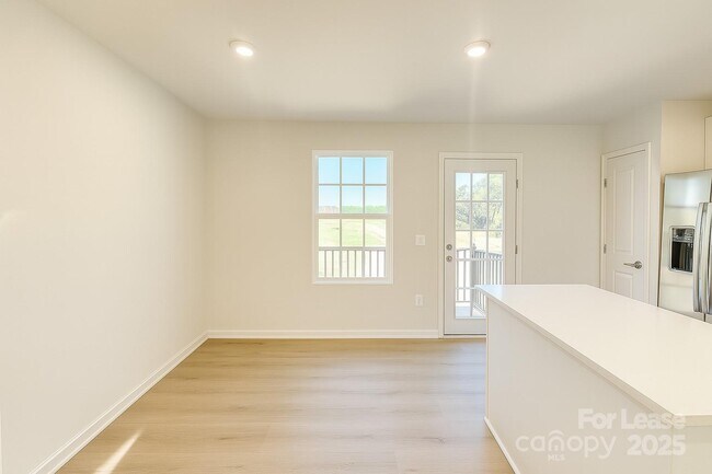 Foto del edificio - 8025 District Dr