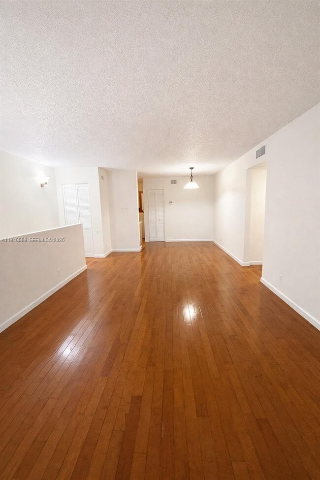 Foto del edificio - 102 Gardens Dr