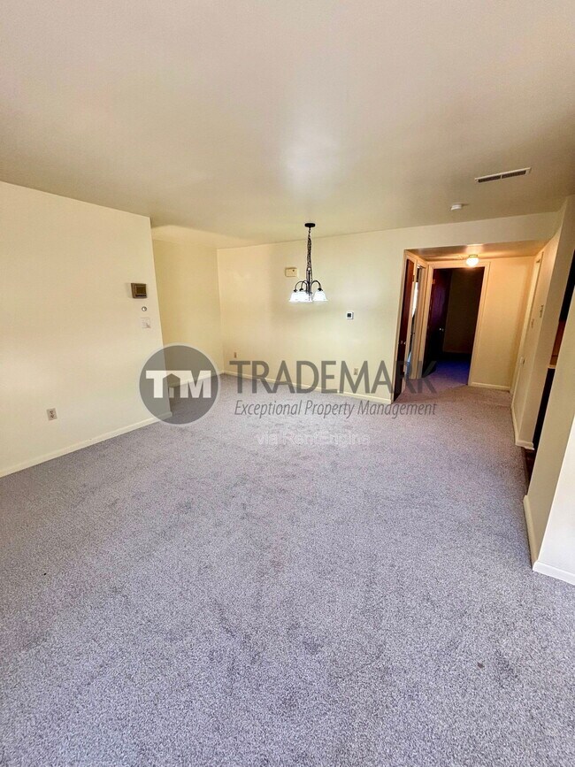 Building Photo - 302 Lincoln Ave