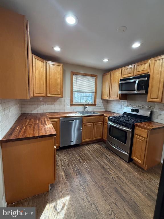 Foto del edificio - 2421 Ramblewood Dr