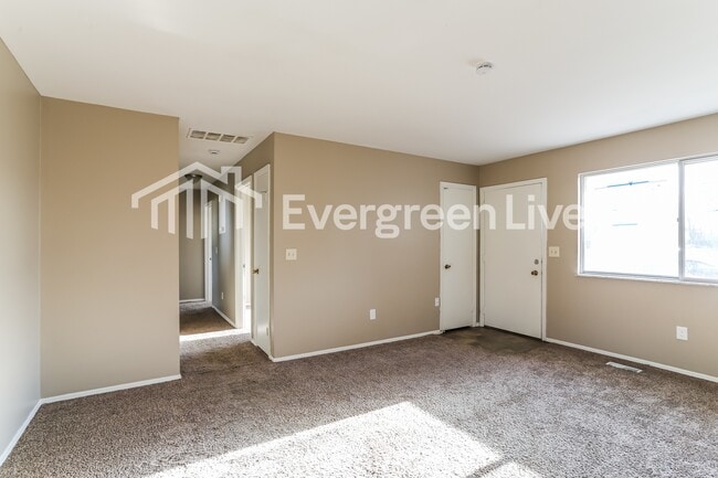 Building Photo - 868 Liverpool Pl