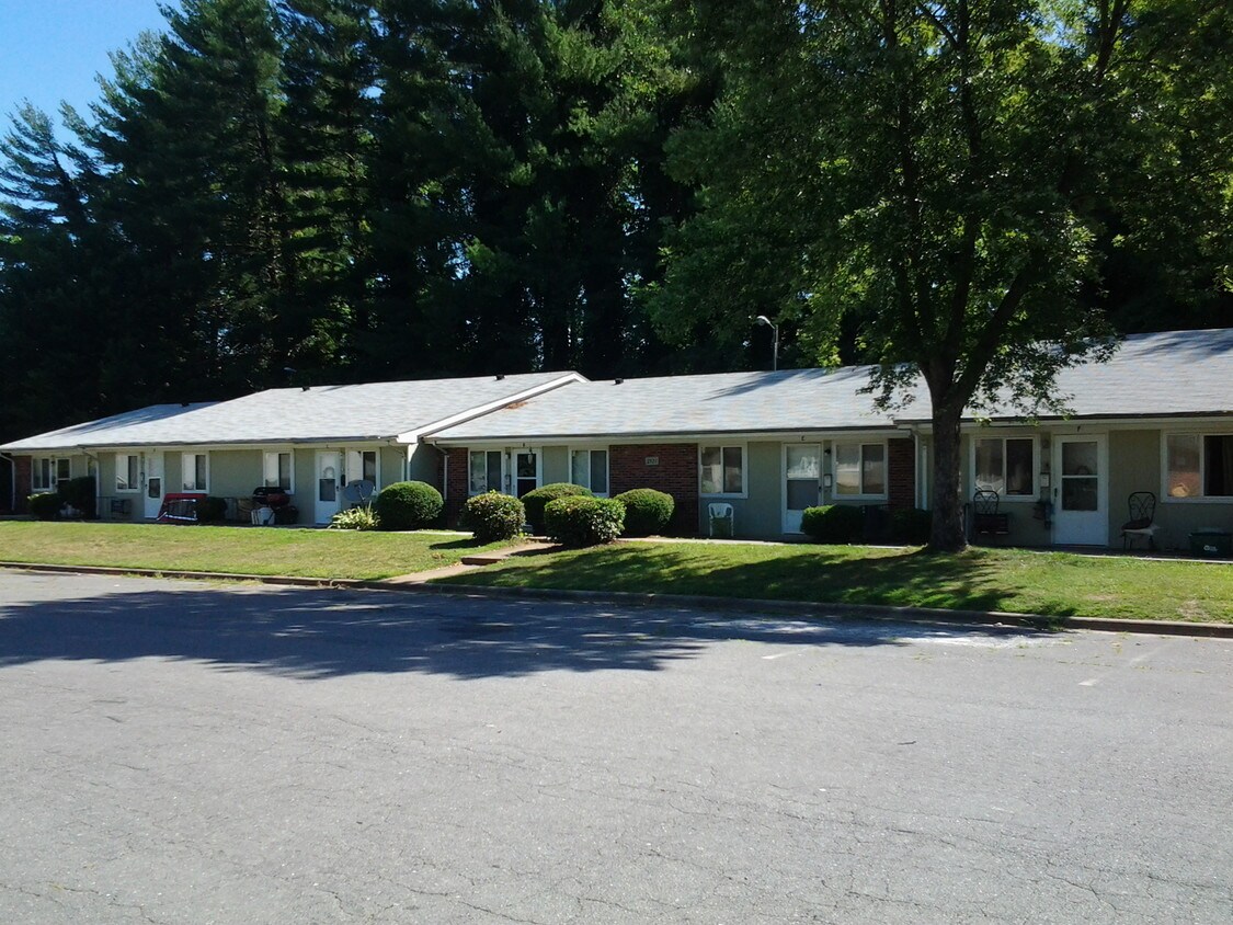 2900 New Walkertown Rd Unit 2900F, WinstonSalem, NC 27105 Room for