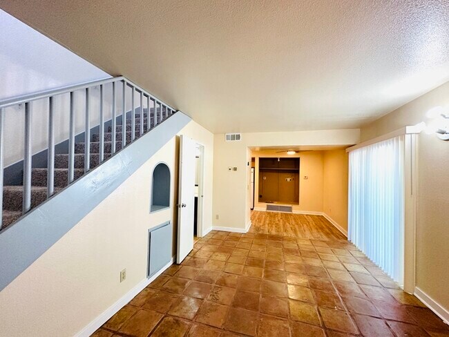 Building Photo - 2 Bedroom 1.5 Bath with Yard in Desired Ar...