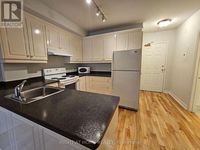 Photo du bâtiment - 648A Yonge St