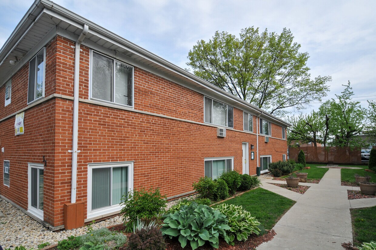 32 N Main St Unit 1S, Glen Ellyn, IL 60137 Room for Rent in Glen