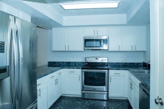 Building Photo - 6411 S Briar Bayou Dr