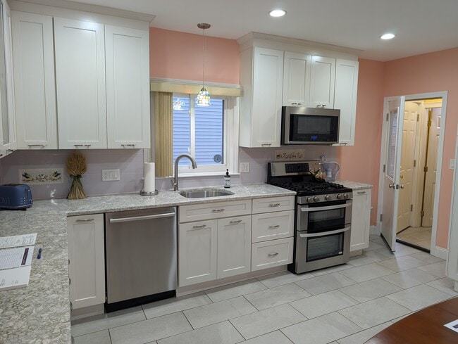 Building Photo - 28 Shapley Ave