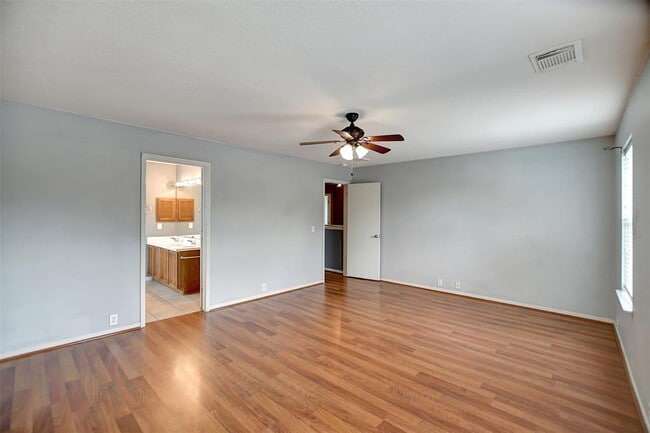 Building Photo - 17610 Hoover Gardens Dr