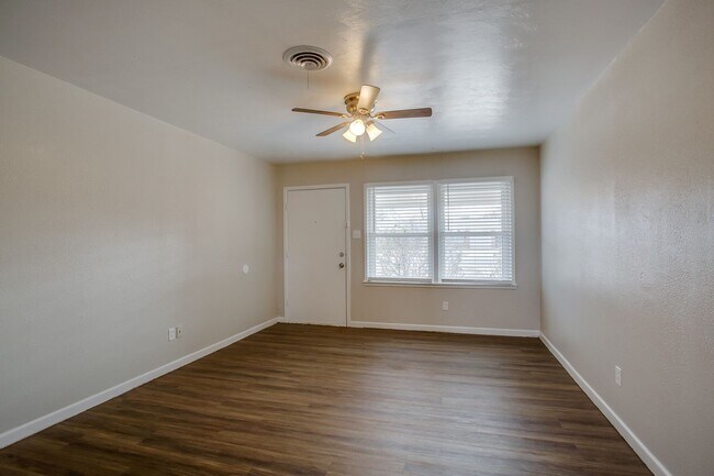 Foto del edificio - Spacious and Updated! First Month Free!