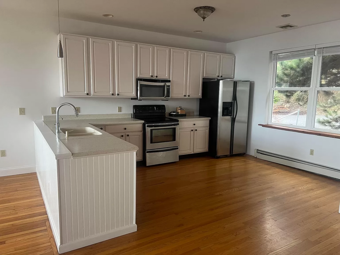 sunny and bright full kitchen and pantry - 17 Grandview Ave