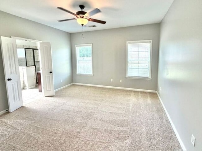 Building Photo - Available Now! Oakland, 4 Bedroom 2.5 Bath Home