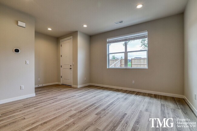 Foto del edificio - New Contemporary 3 Bed 2.5 Bath Style Home...