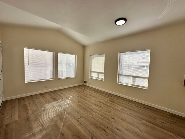 Building Photo - 387 S 58th St