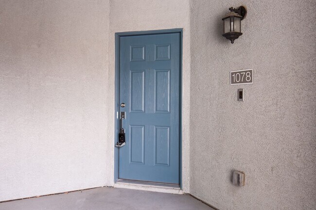 Building Photo - Stunning townhome in gated community with ...