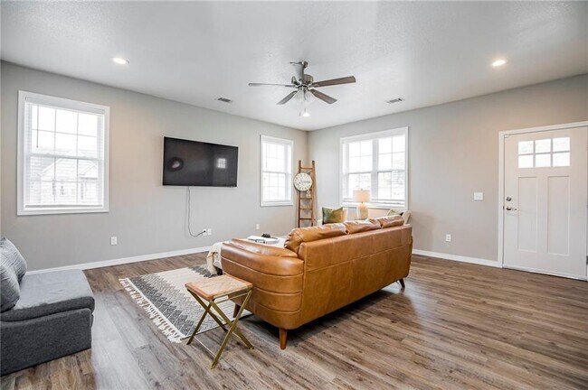 Building Photo - 533 Oxen Ln