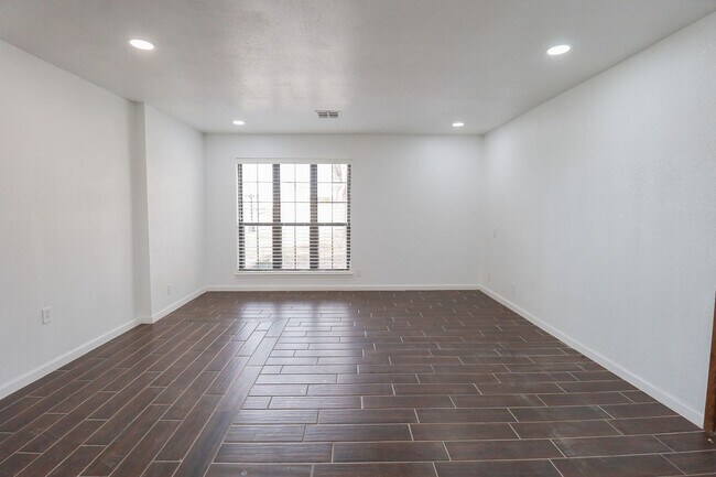 Building Photo - 4 Bed | 2 Bath in East Tulsa!