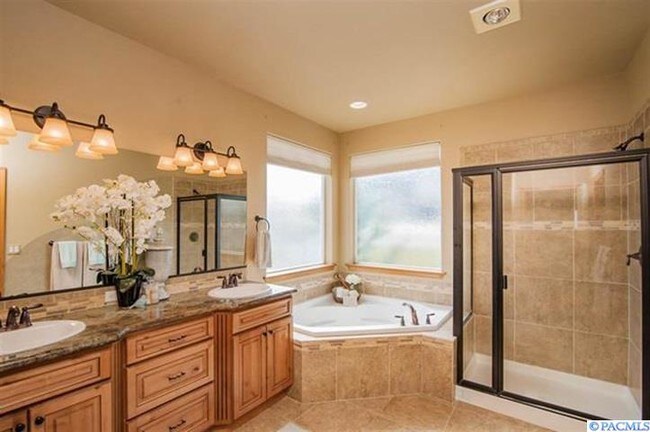 Building Photo - Beautiful Canyon Lakes Home with a View