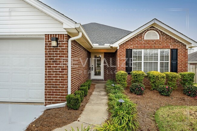 Foto del edificio - Gorgeous 3 Bed 2 Bath Brick Cottage on Corner Lot