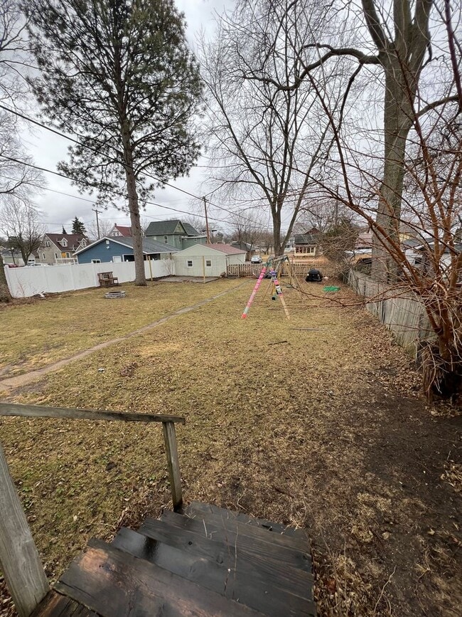 Building Photo - Large Single Family Home in Heart of La Cr...