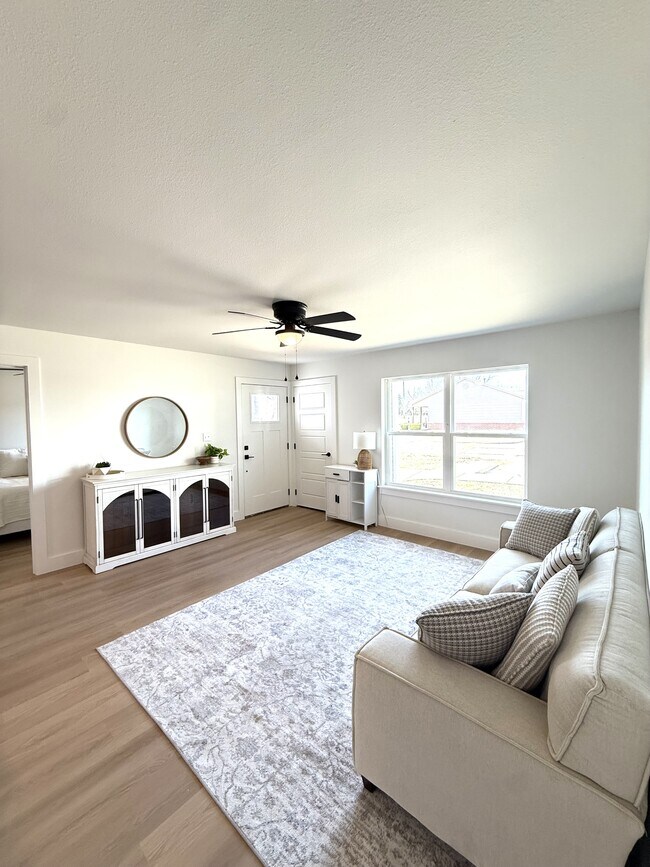 Foto del edificio - 1120 W Cato Springs Rd