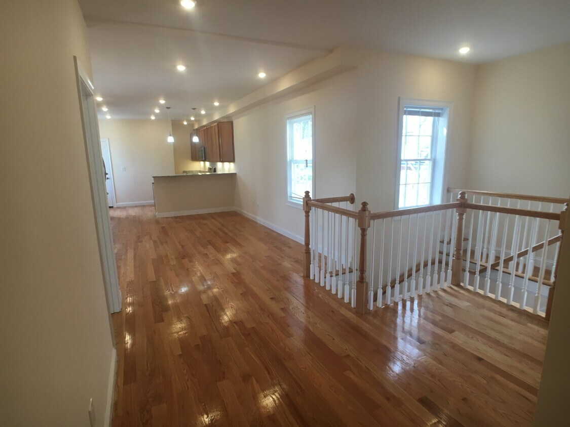 Primary Photo - 14 Flint St