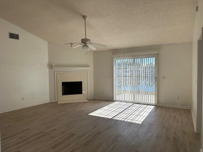 Foto del edificio - Move-In Ready 3-Bedroom Home with Pond Views in Desirable Mandarin!