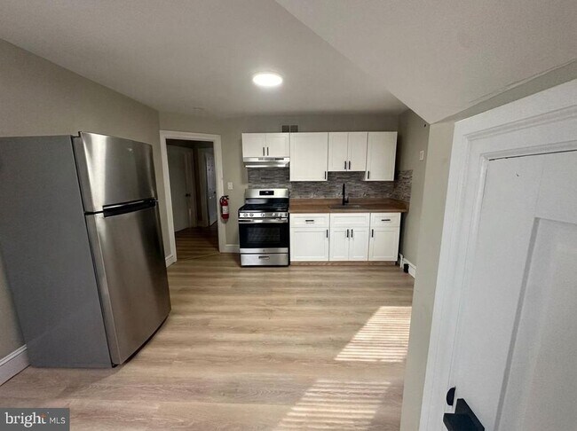 Building Photo - 1109 W James St