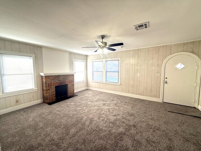 Building Photo - 712 Sue St