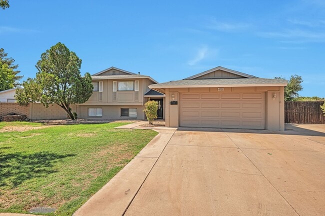 Building Photo - 6 Bedroom 3.5 Bath, Large Pool and Backyard