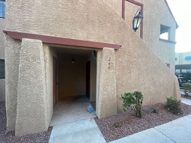 Building Photo - 1 Bedroom / 1 Bathroom condo available in ...