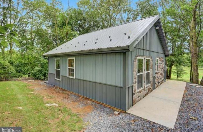 Building Photo - Lovely Single-Family Home