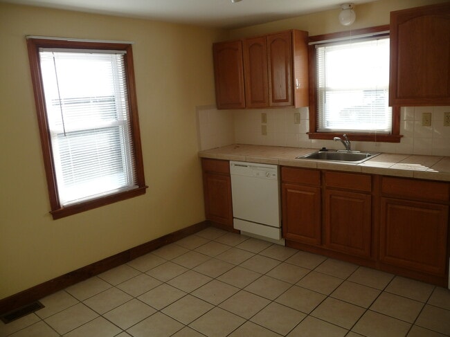 Building Photo - 213 Suffolk Ave