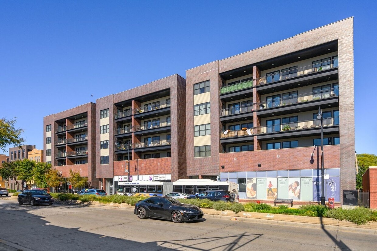 Foto principal - 1822 W Irving Park Rd