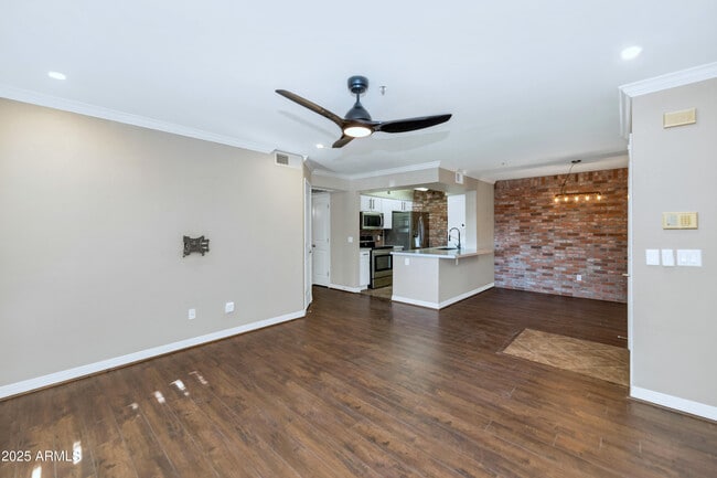 Building Photo - 2025 E Campbell Ave