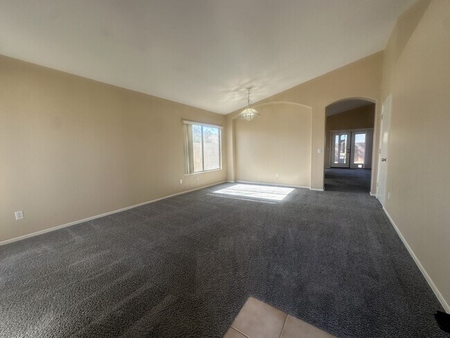 Foto del edificio - Rare single-level home offers 5 bedrooms and a versatile floor plan designed for comfortable living
