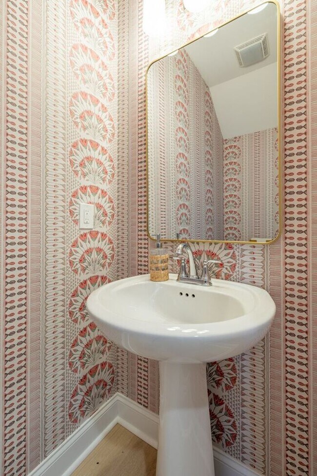 Building Photo - Great floor plan, Washer and Dryer Include...