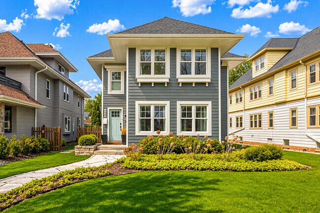 Foto del edificio - 4445 N Frederick Ave