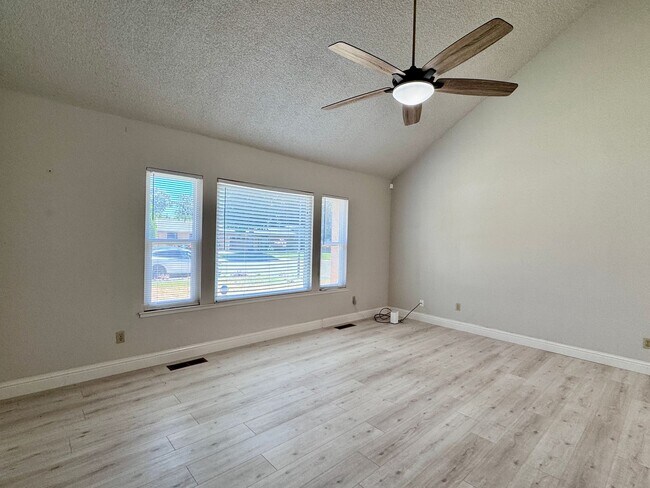 Building Photo - NOW AVAILABLE - 4 BED, 3 BATH, 2 CAR GARAG...