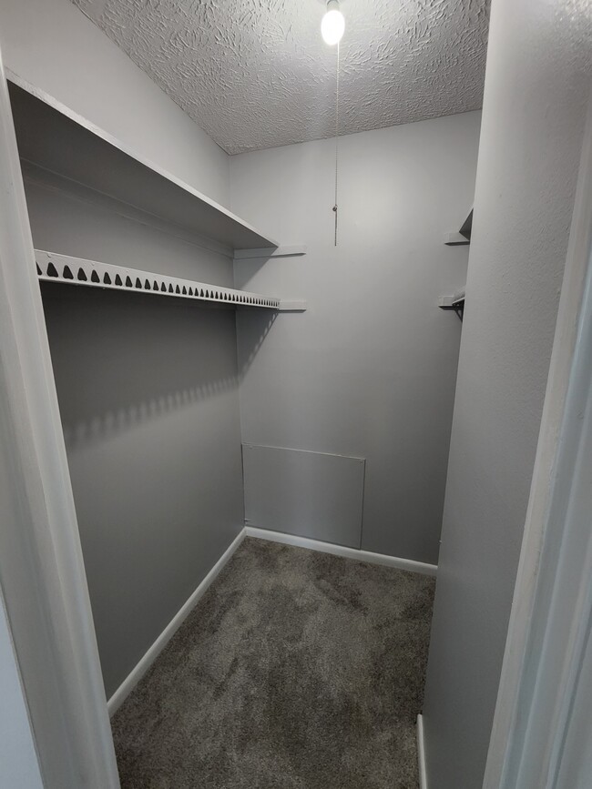 Vestidor - Whispering Pine Apartments