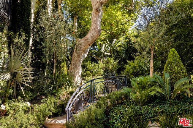 Foto del edificio - 1350 Benedict Canyon Drive