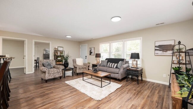 Building Photo - 4 bedroom, 4 bathroom property! Located cl...