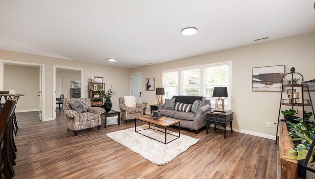 Foto del edificio - 4 bedroom, 4 bathroom property! Located cl...