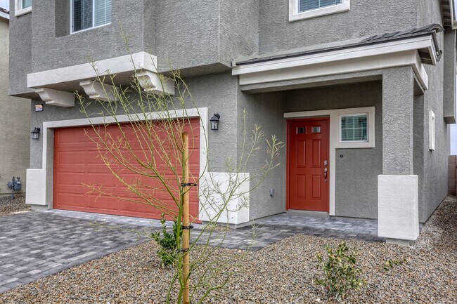 Building Photo - Beautiful 5 Bed / 3 Bath Home Near Everyth...