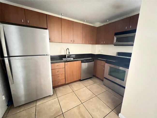Building Photo - 401 Golden Isles Dr