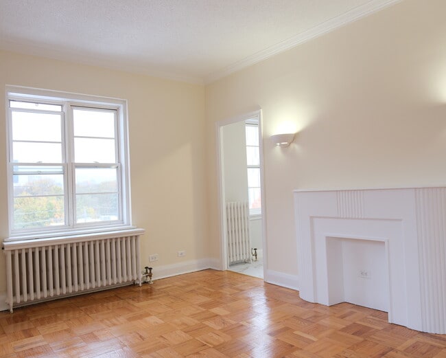 Building Photo - Du Maurier Apartments