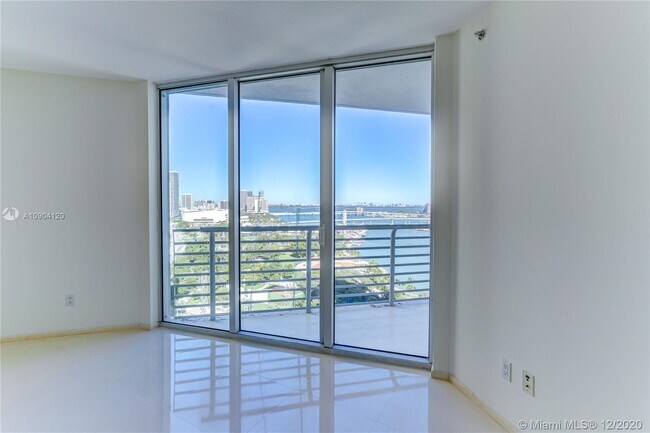 Foto del edificio - 335 S Biscayne Blvd