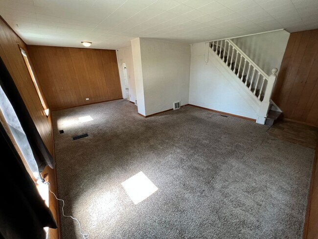 Building Photo - 4 Bedroom 2 Bath - Single Family Home